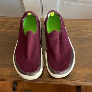 Oofos women’s sneakers 8.5 (more like an 8)
Maroon